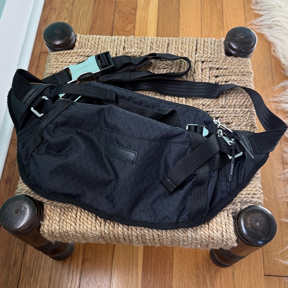 Athleta Excursion waistbag- large size Fanny pack or crossbody bag.